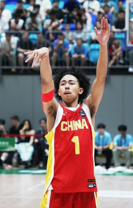 开云-父亲是福建人，母亲是牙买加人，他落户上海，或将成为男篮主力
