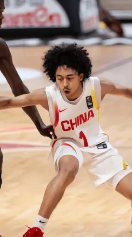 开云-父亲是福建人，母亲是牙买加人，他落户上海，或将成为男篮主力